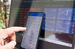 Bildschirm mit Finanzdaten Bildschirm mit Finanzdaten